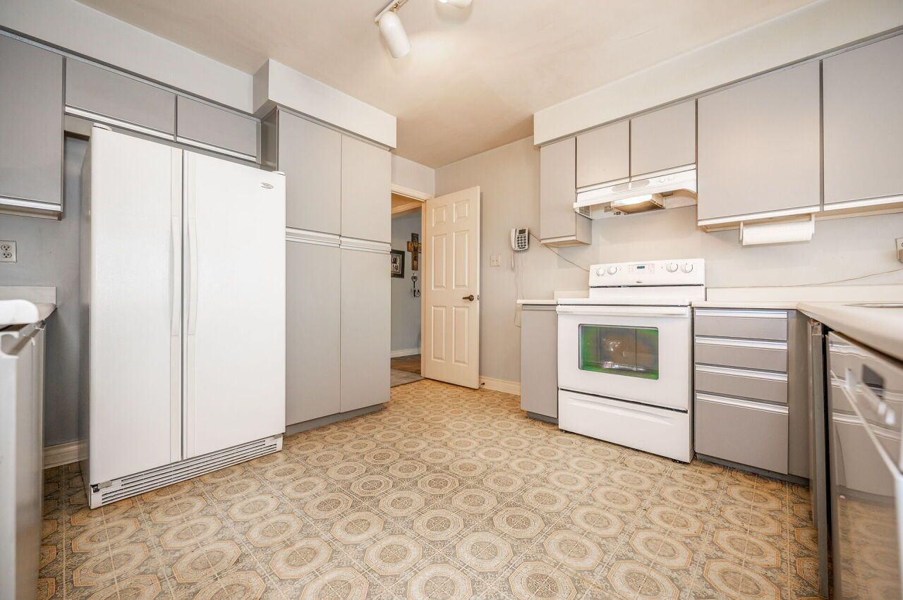 Kitchen before renovation